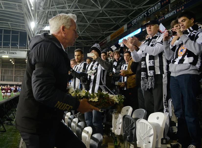 L&#39;allenatore del Newcastle, Alan Pardew, pone una corona di fiori nella tribuna del Forsyth Barr Stadium di Dunedin in Nuova Zelanda, dove il club  in tournee. Afp